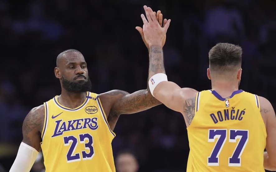 詹姆斯重要时刻领先优势明显，巴塞罗那带队取胜！全场沸腾不已