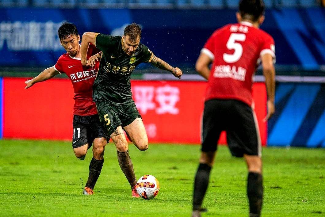 上海久事训练开放日，清晨绝杀压哨引欢呼，中超在即，资深球员宣示担当