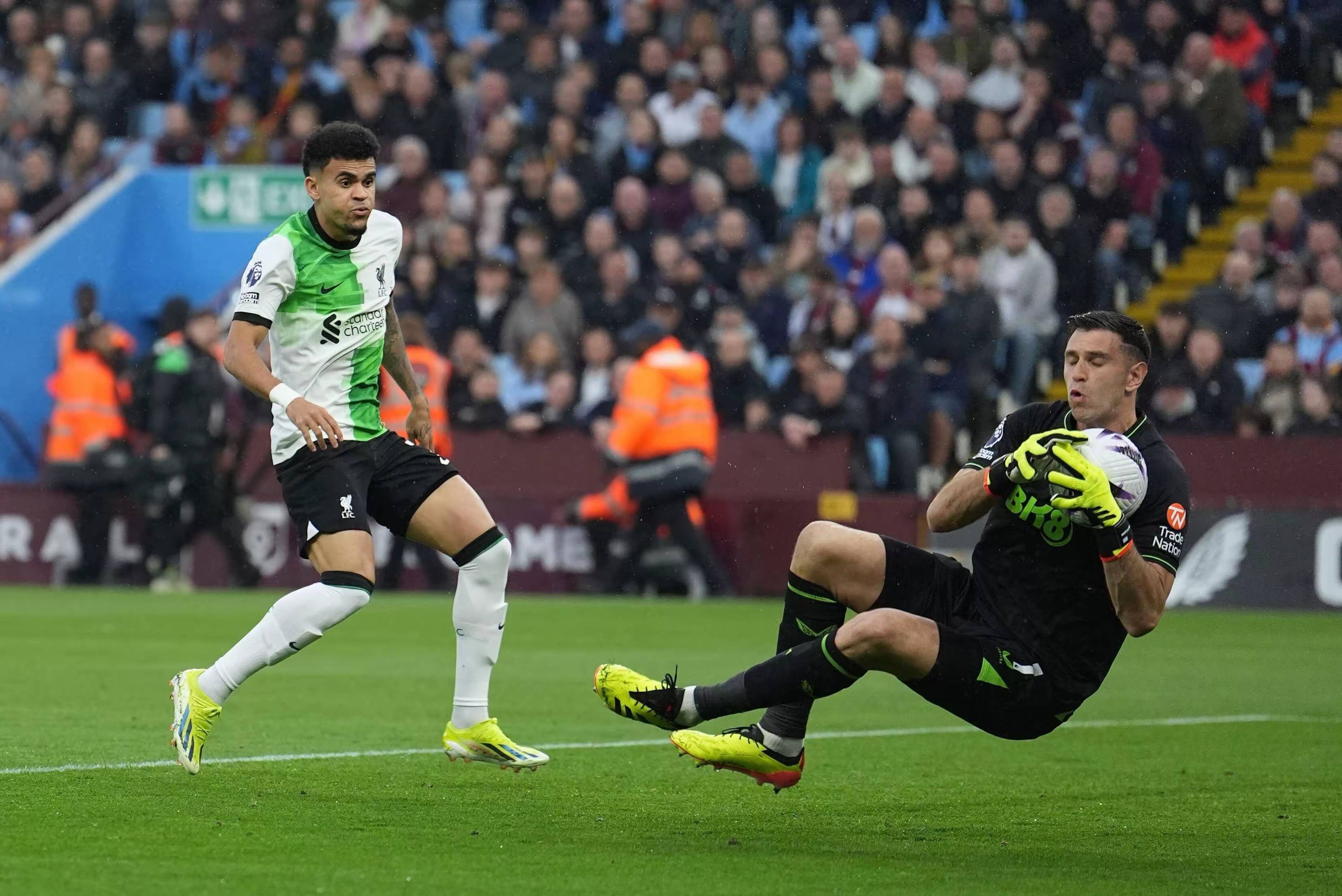 赛后阿斯顿维拉防线松动上海海港围绕中超防线松动之后,法兰克福队长鼓劲备战英超的简单介绍 赛后阿斯顿维拉防线松动上海海港围绕中超防线松动之后,法兰克福队长鼓劲备战英超的简单介绍